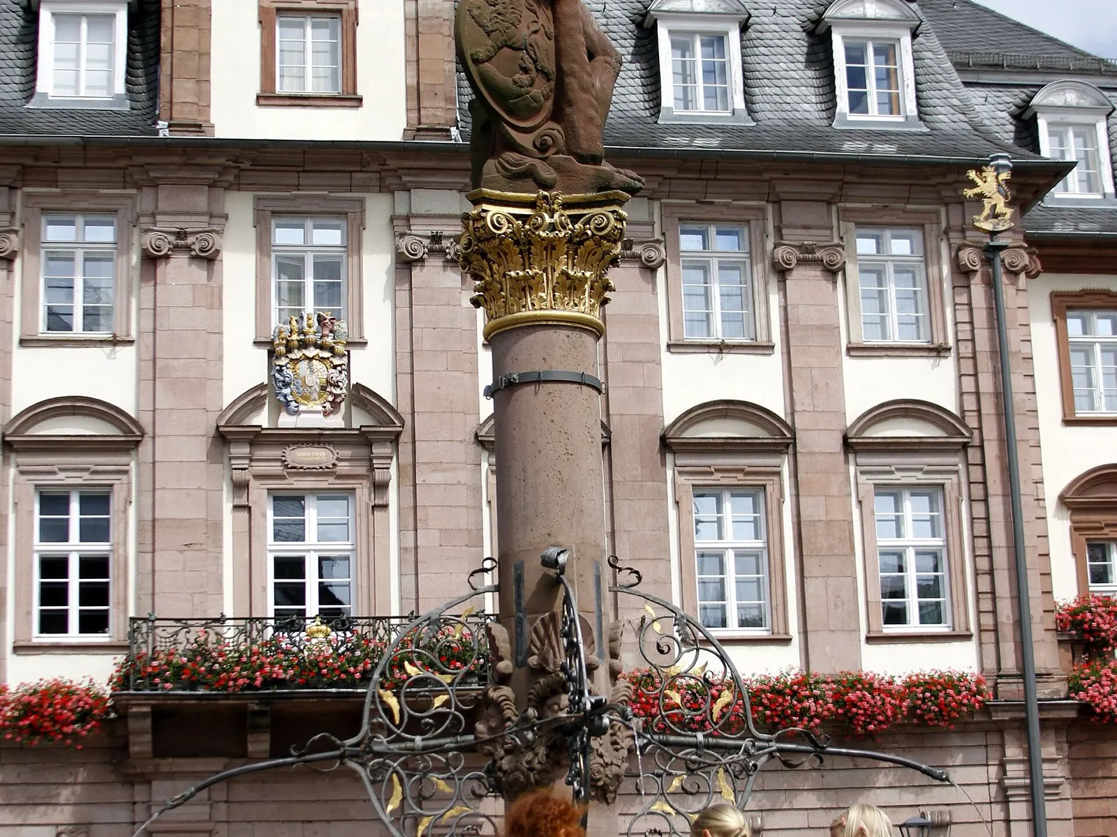 Marktplatz Heidelberg mit Herkulesbrunnen und Heiliggeistkirche