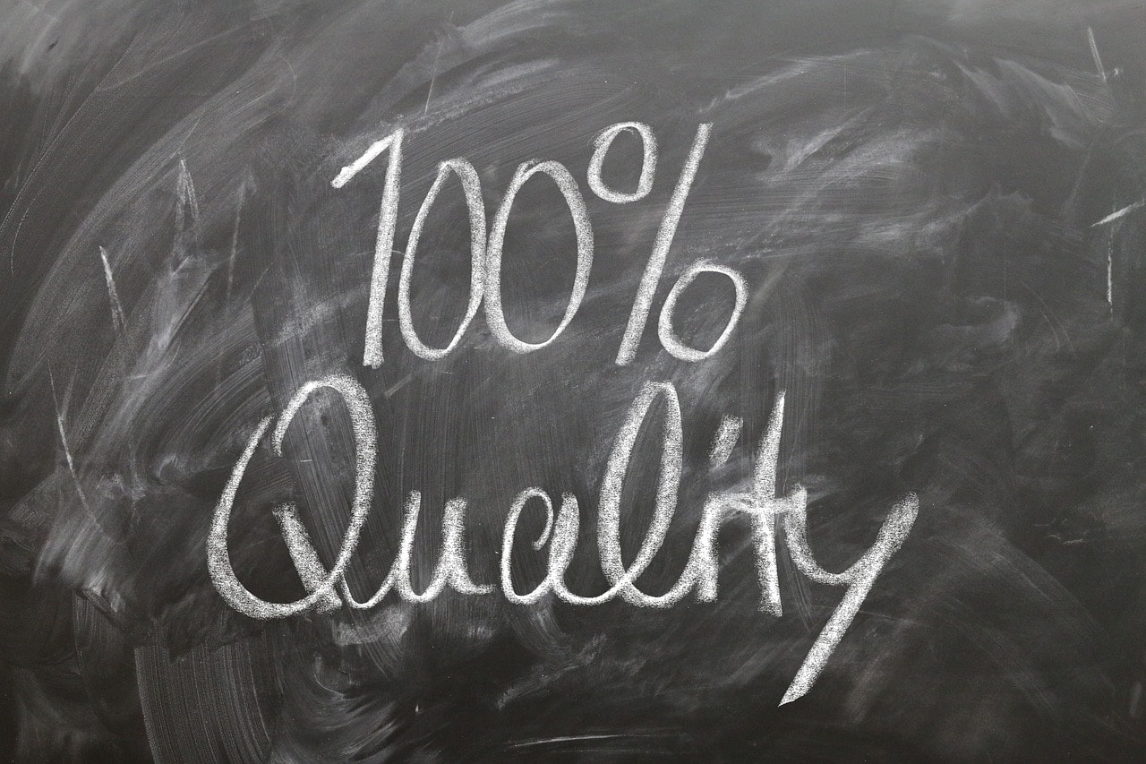Schrift 100% Quality auf einer dunklen Tafel