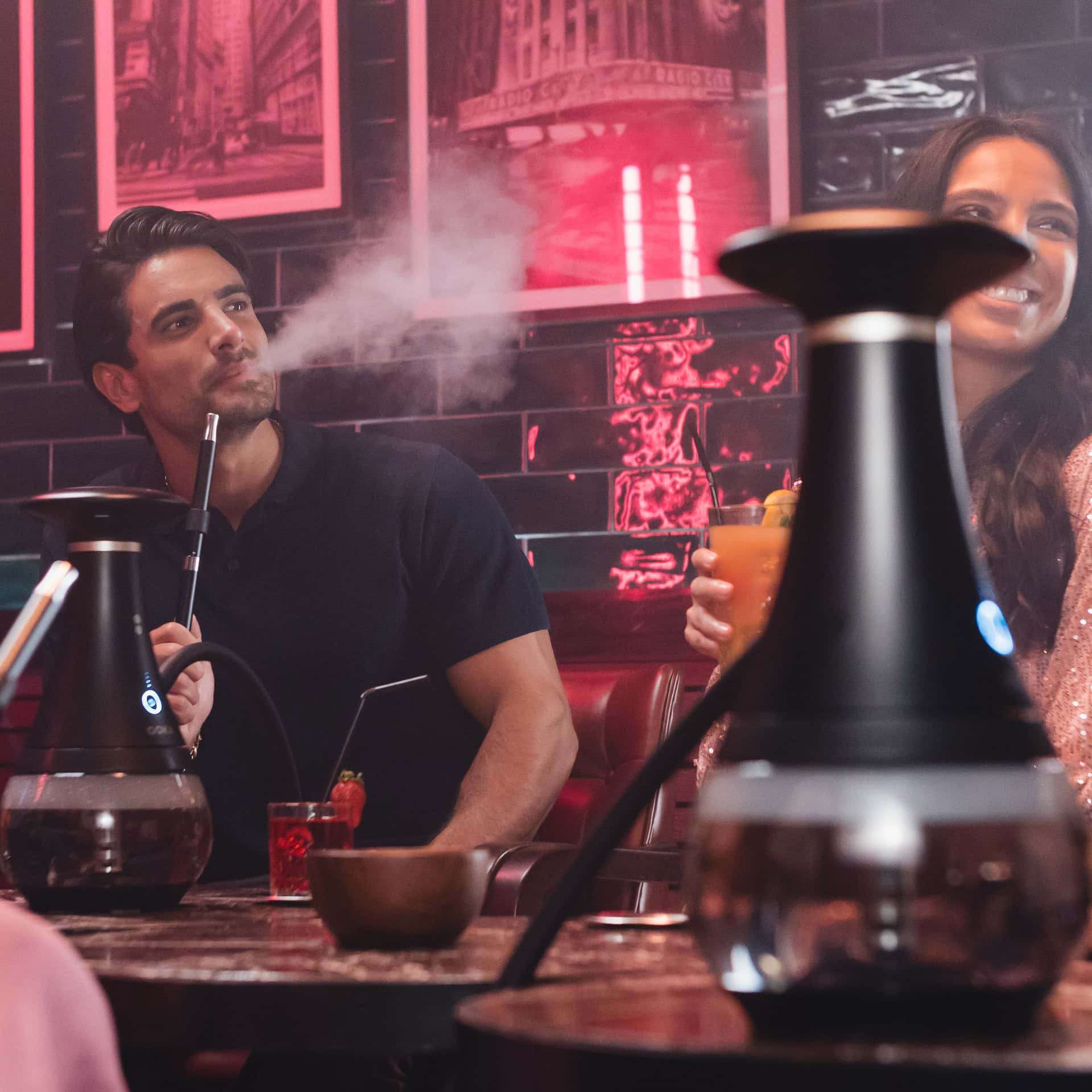 Traditionelle Shisha mit Kohle und modernem batteriebetriebenen Modell