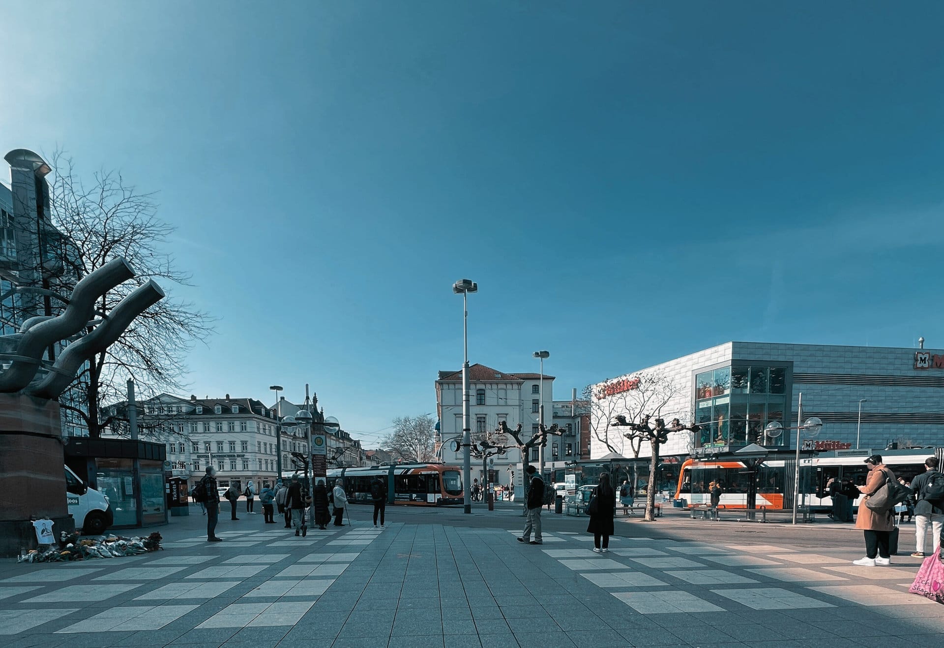 Bismarckplatz mit Straßenbahn und umliegenden Geschäften