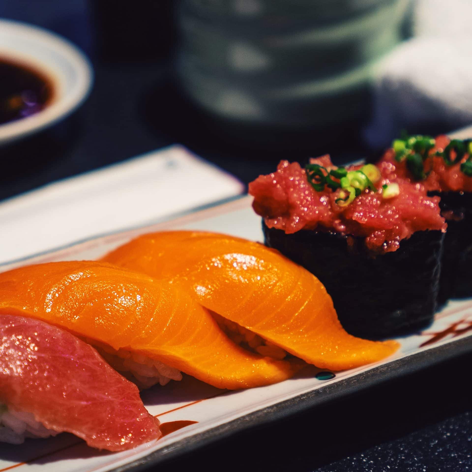 Klassische Nigiri und Gunkan frisch angerichtet bei schönem Ambiente