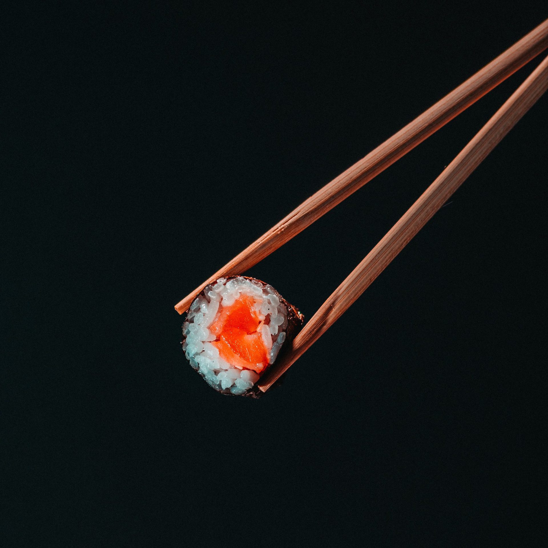 Maki zwischen zwei Stäbchen