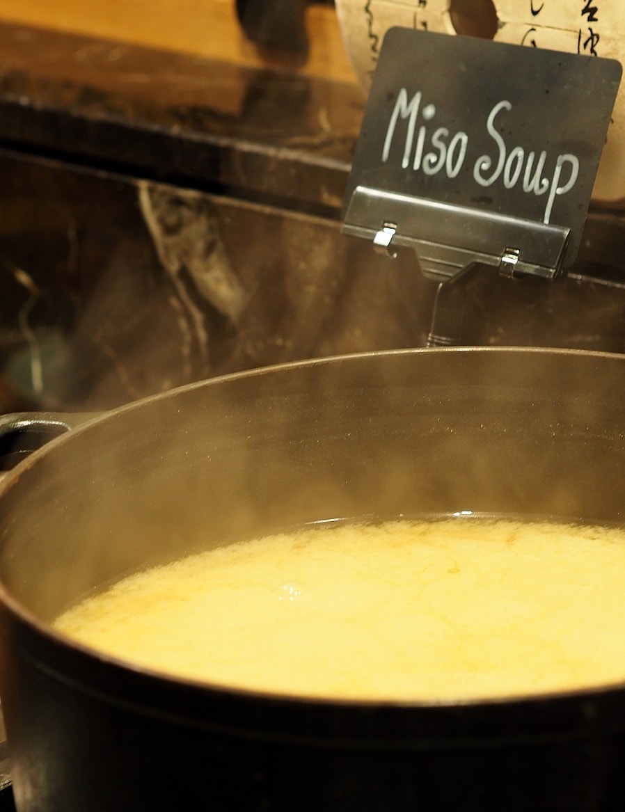 Japanisches Gericht: Misosuppe in einer Sushi Bar
