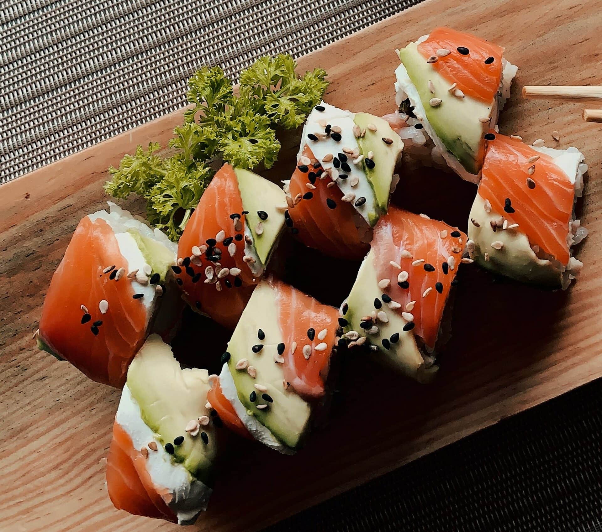 Salmon Avocado Maki auf einem Tisch