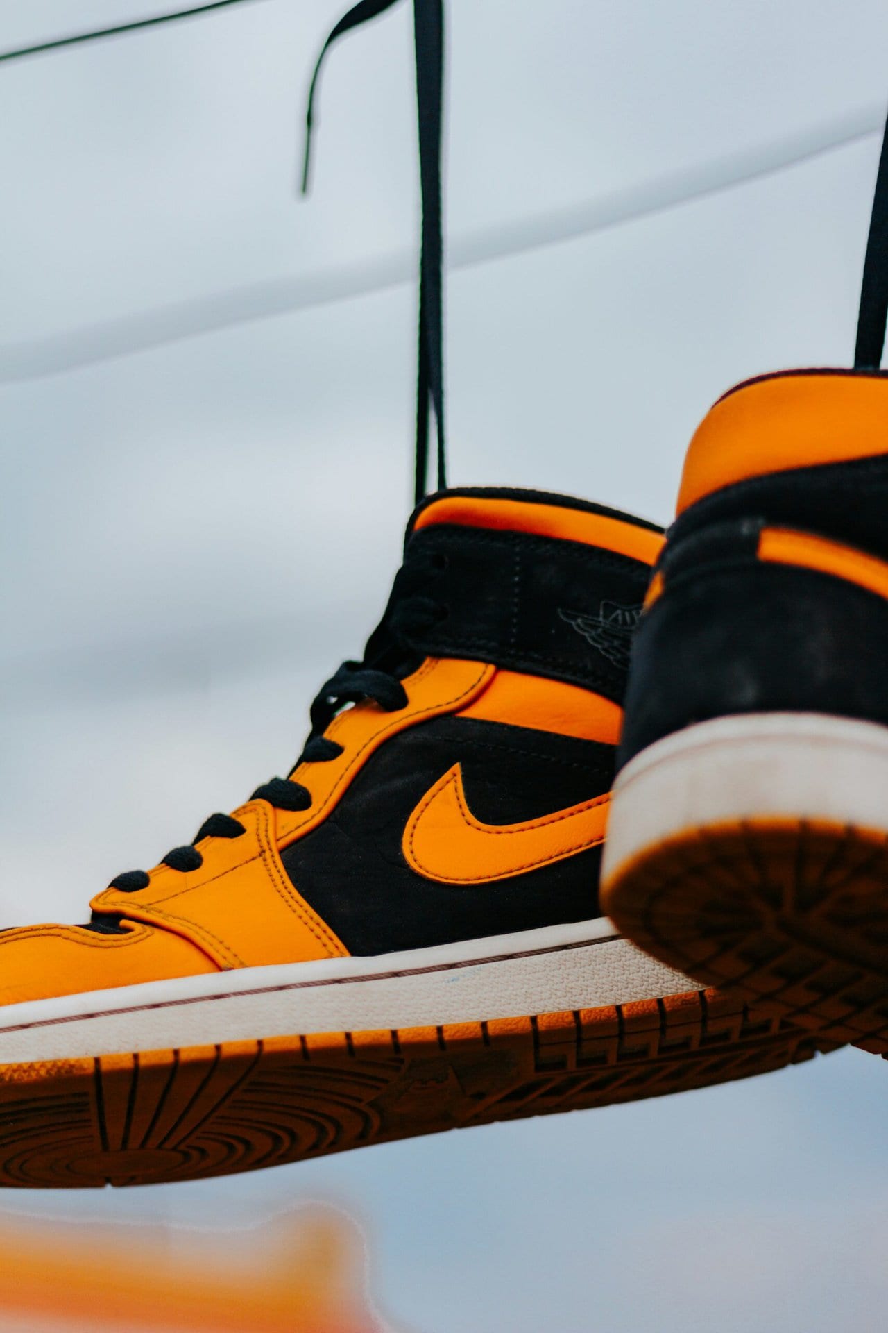 Schwarz Orangene Jordan schuhe
