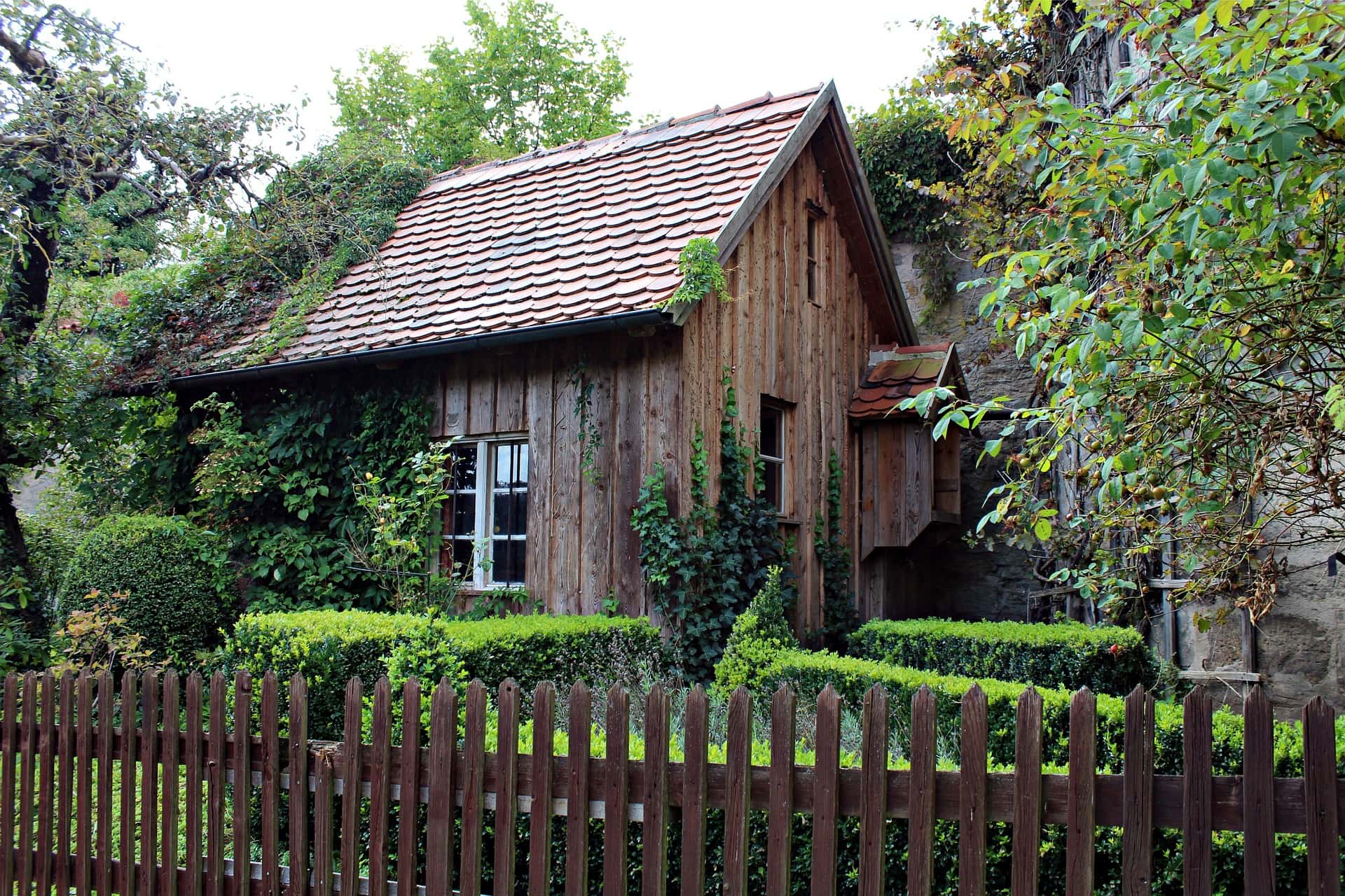 Gartenhaus aus Holz im Grünen