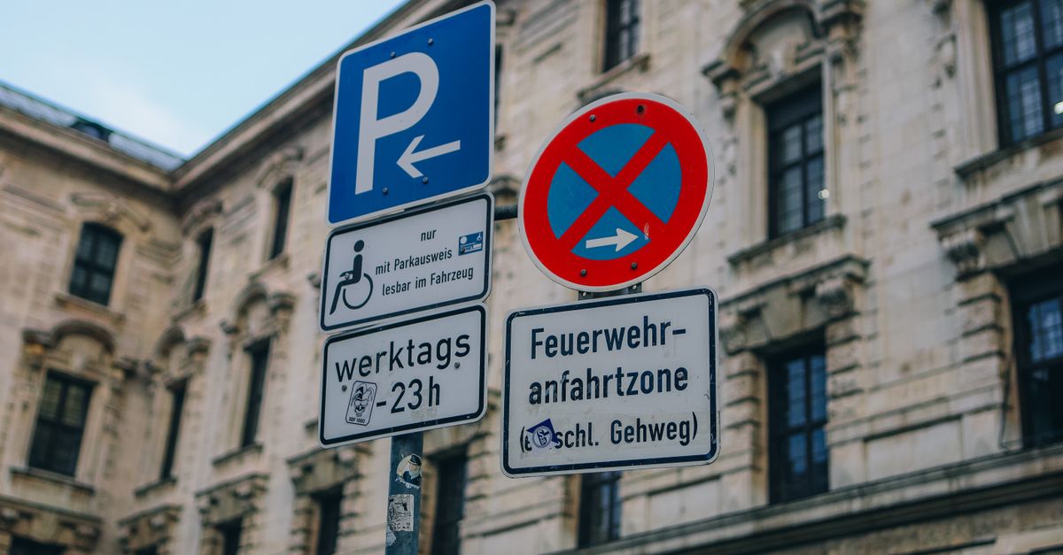 Halteverbotsschilder vor traditioneller Hausfassade in städtischer Umgebung