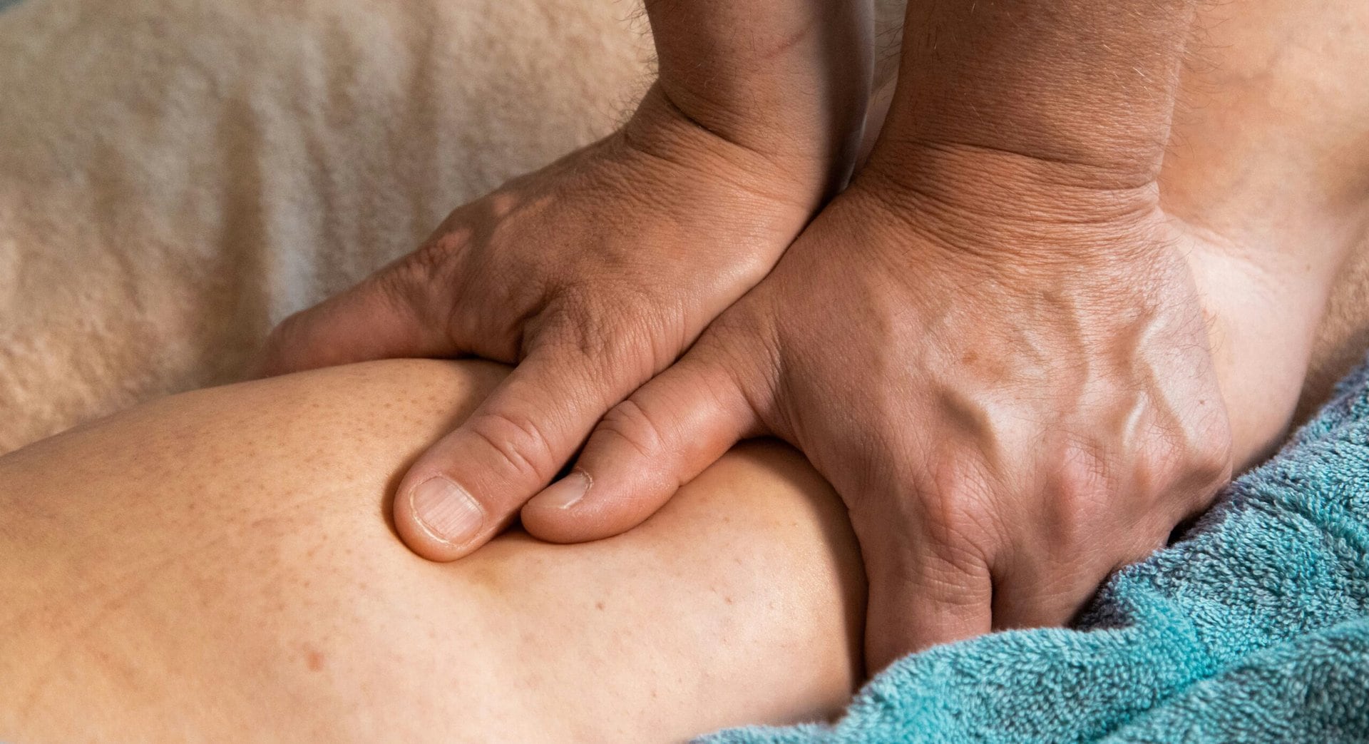 Therapeutische Massage-Anwendung in der Physio-Praxis Heidelberg