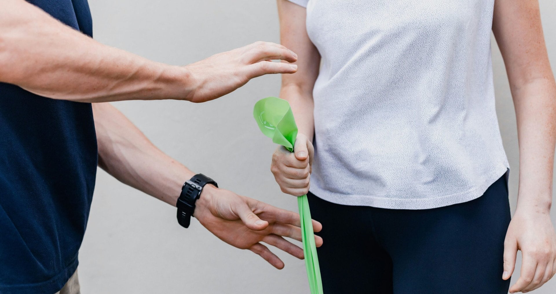 Physiotherapeut hilft Patient bei Behandlung in Heidelberg