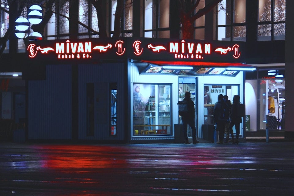 Die Döner Bude ist ein guter Ort zum Pausieren in der Nacht in einer Stadt