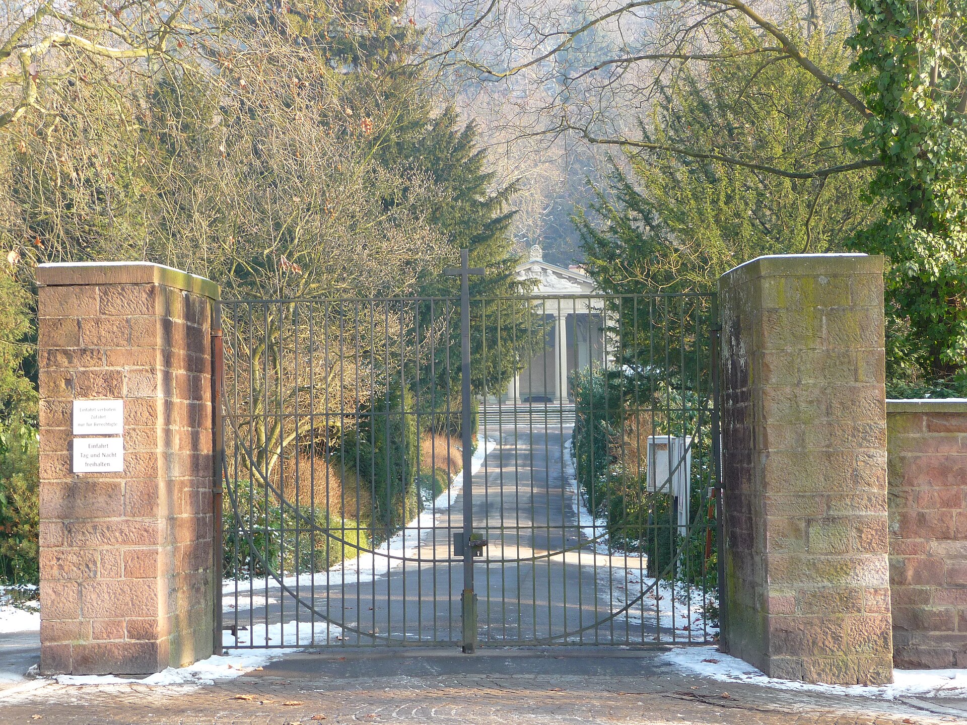 Haupteingang des Heidelberger Bergfriedhofs