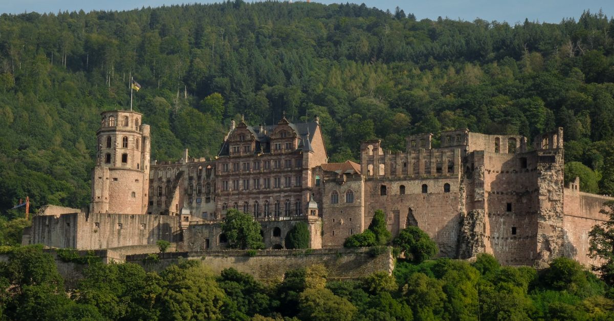 Das Heidelberger Schloss als romantische Hochzeitskulisse mit Blick auf die Altstadt und den Neckar