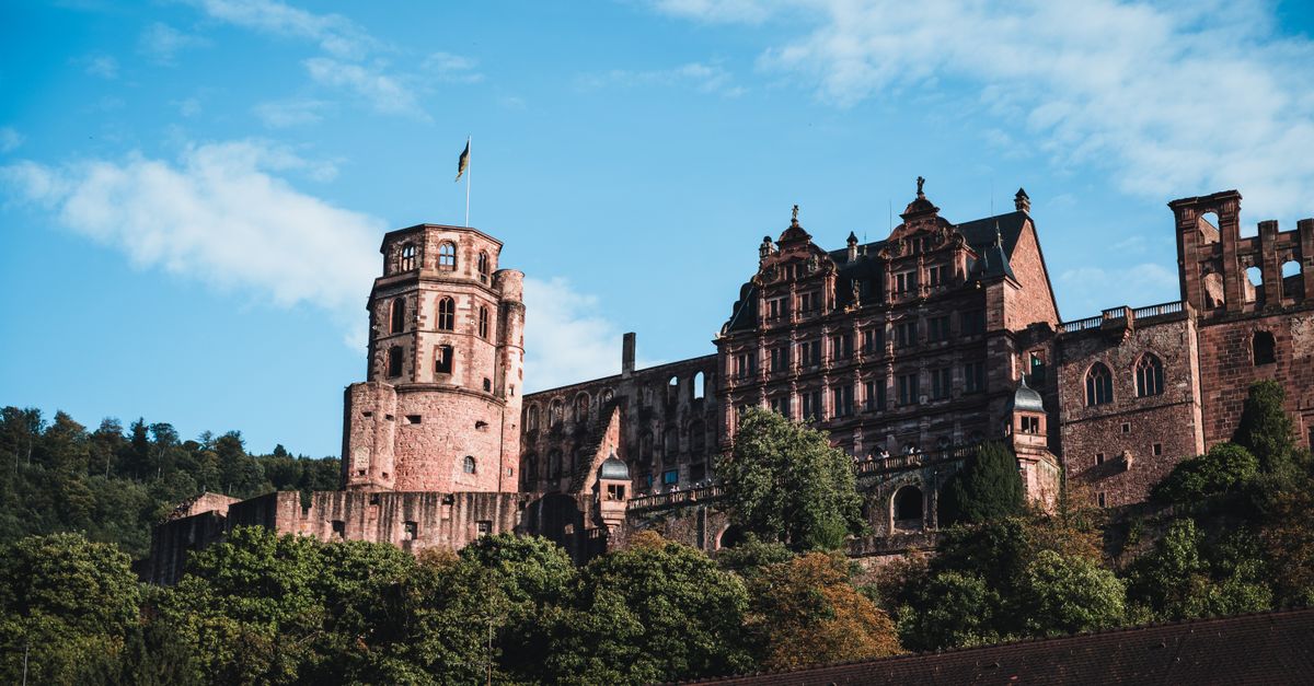 Das Heidelberger Schloss als romantische Hochzeitskulisse mit Blick auf die Altstadt und den Neckar
