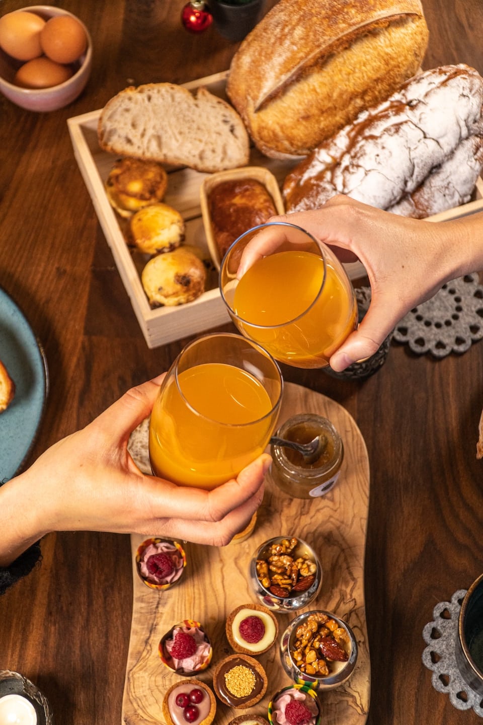 Frühstückstisch mit Kindern und Familie im Café