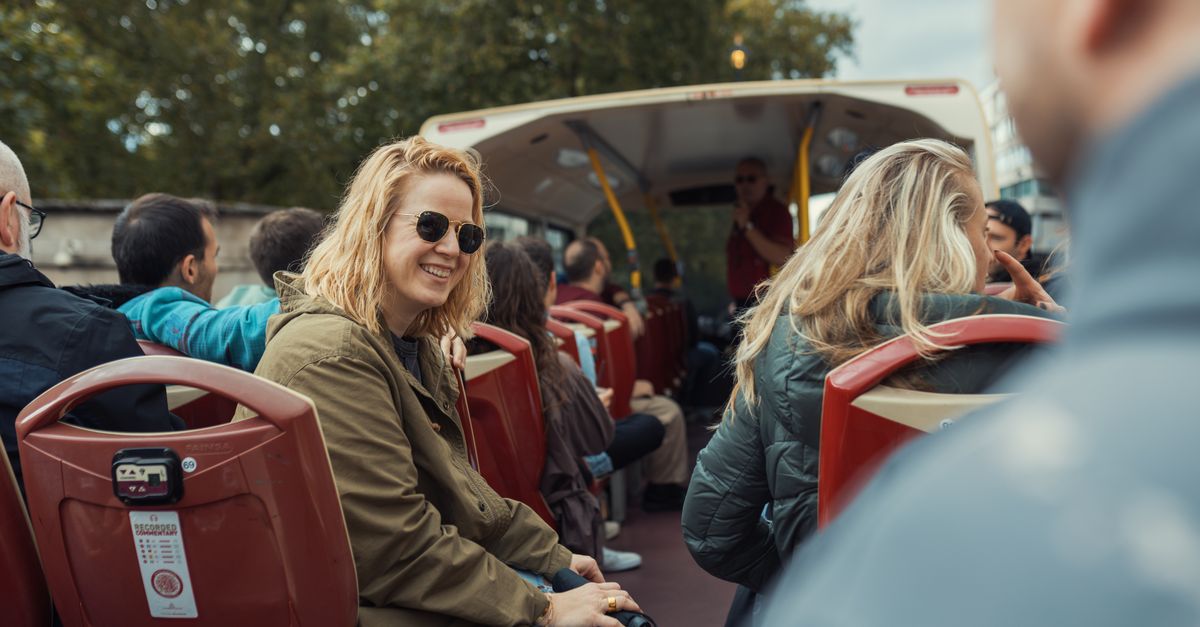 Eine Gruppe von Menschen genießt gemeinsam einen Tagesausflug mit dem Bus