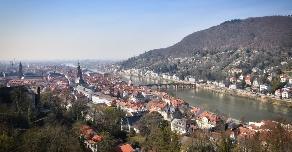 Blick auf Heidelberger Schloss und Altstadt mit der Alten Brücke über den Neckar