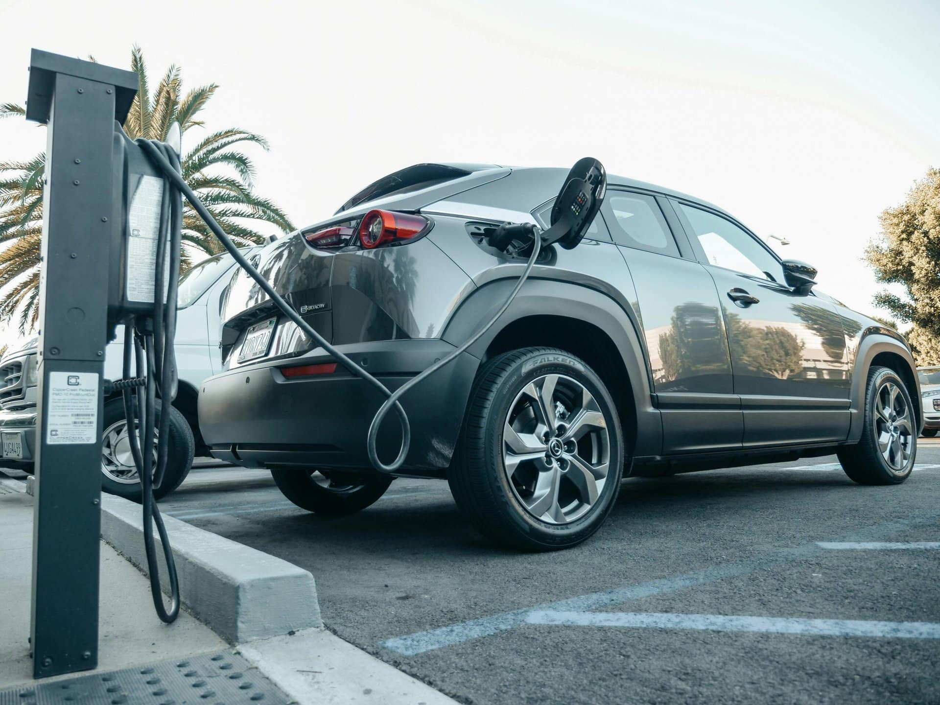 Elektroauto beim Laden an einer Schnellladestation