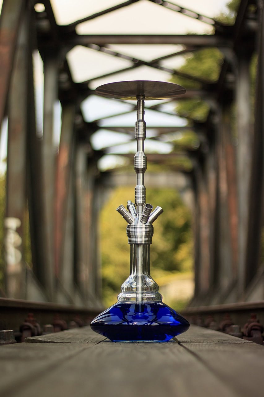 Freunde genießen gemeinsam Shisha in geselliger Atmosphäre