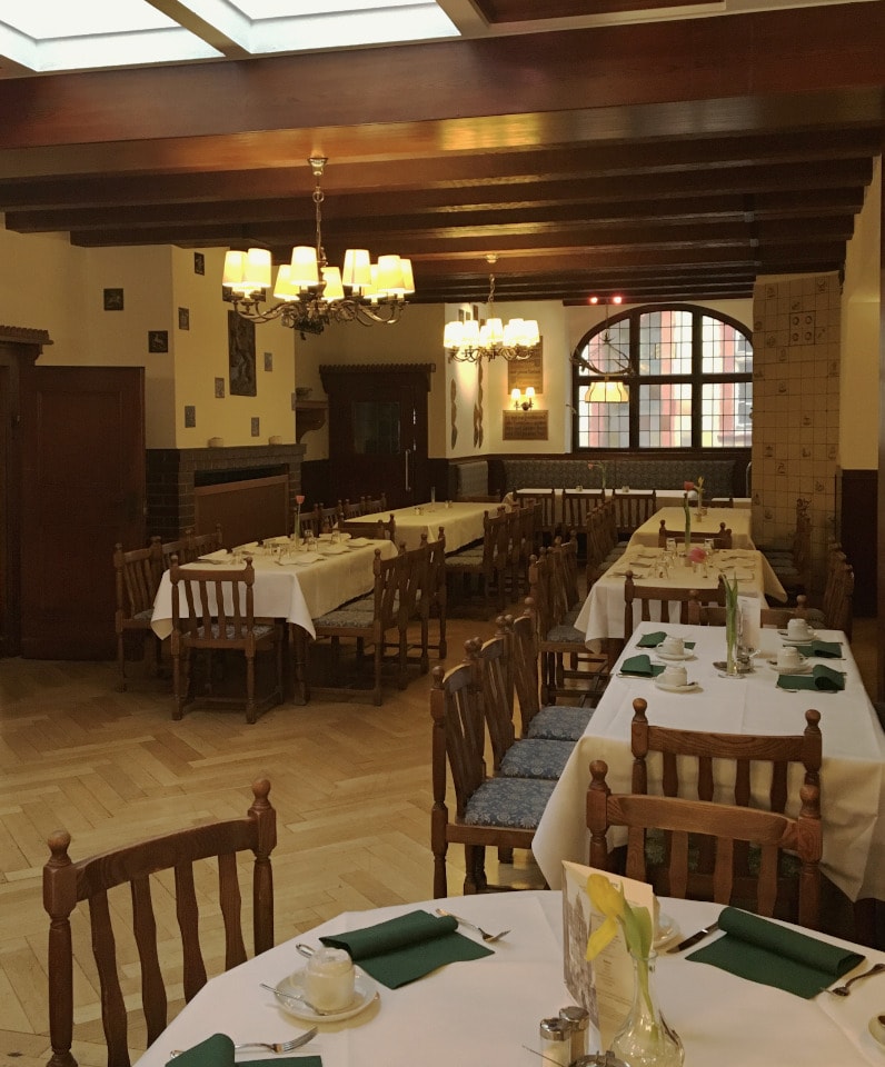  number of meals, tables, decoration