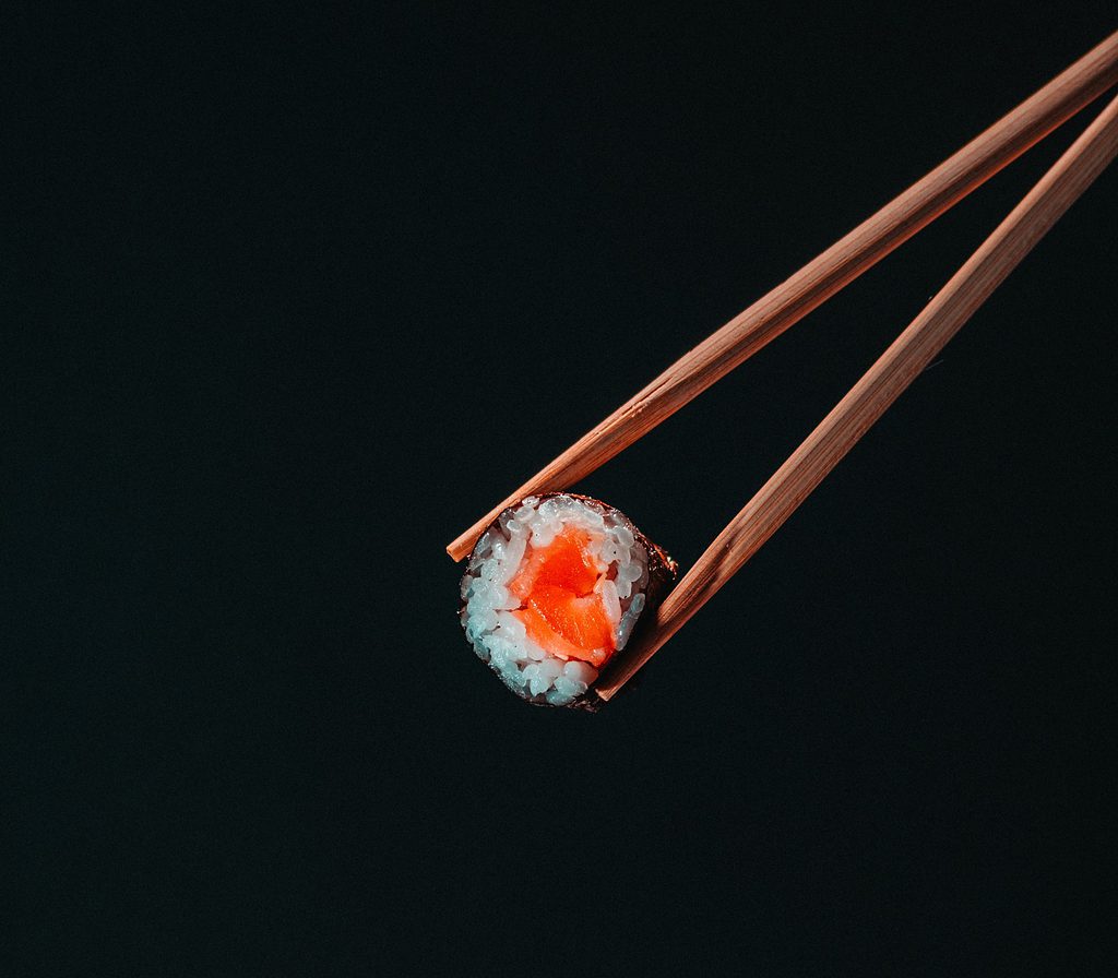 Maki zwischen zwei Stäbchen