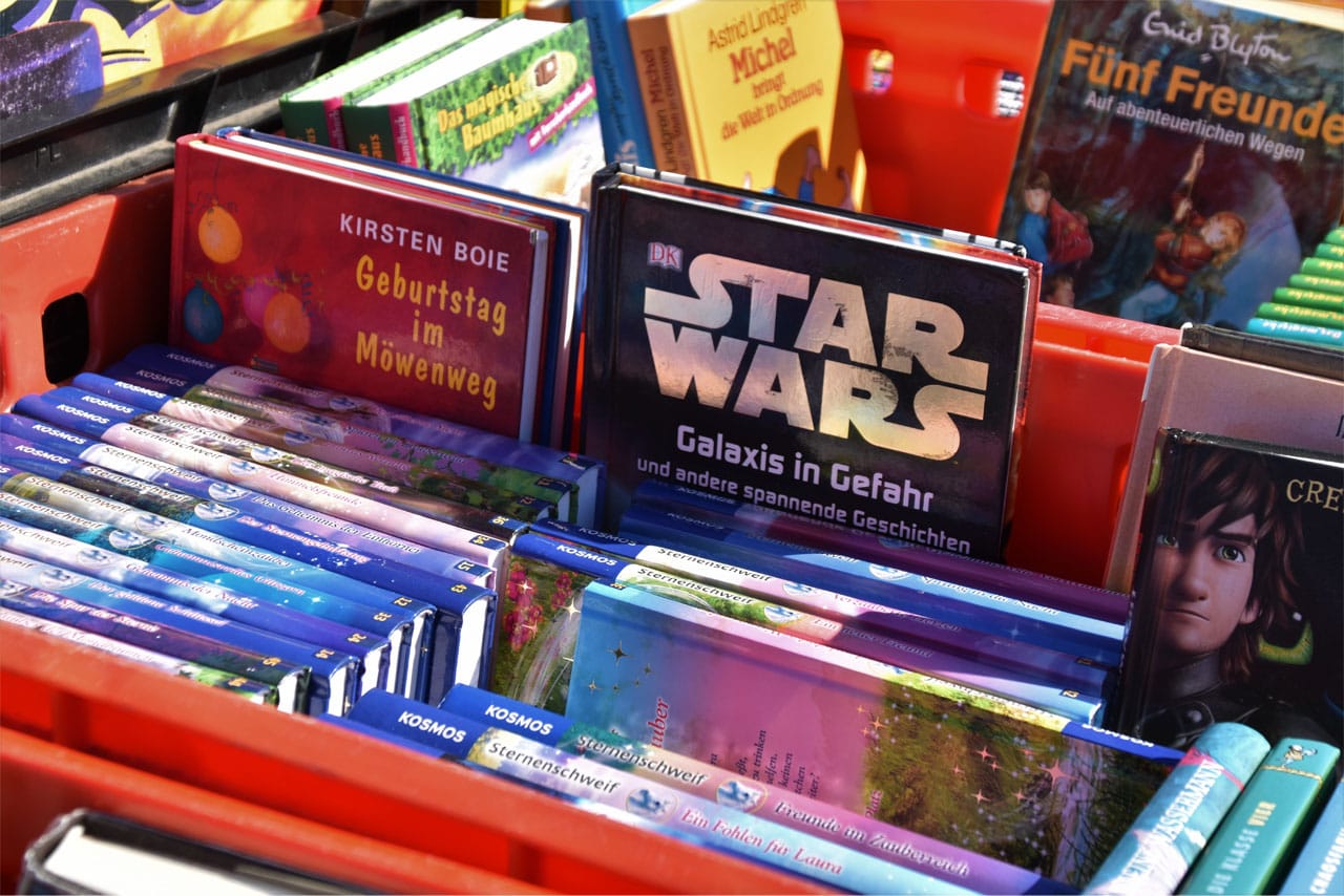 Es gibt neben dem Kinderflohmarkt noch den Kunsthandwerkermarkt. Dies ist eine gute Unterhaltung für die Kinder.