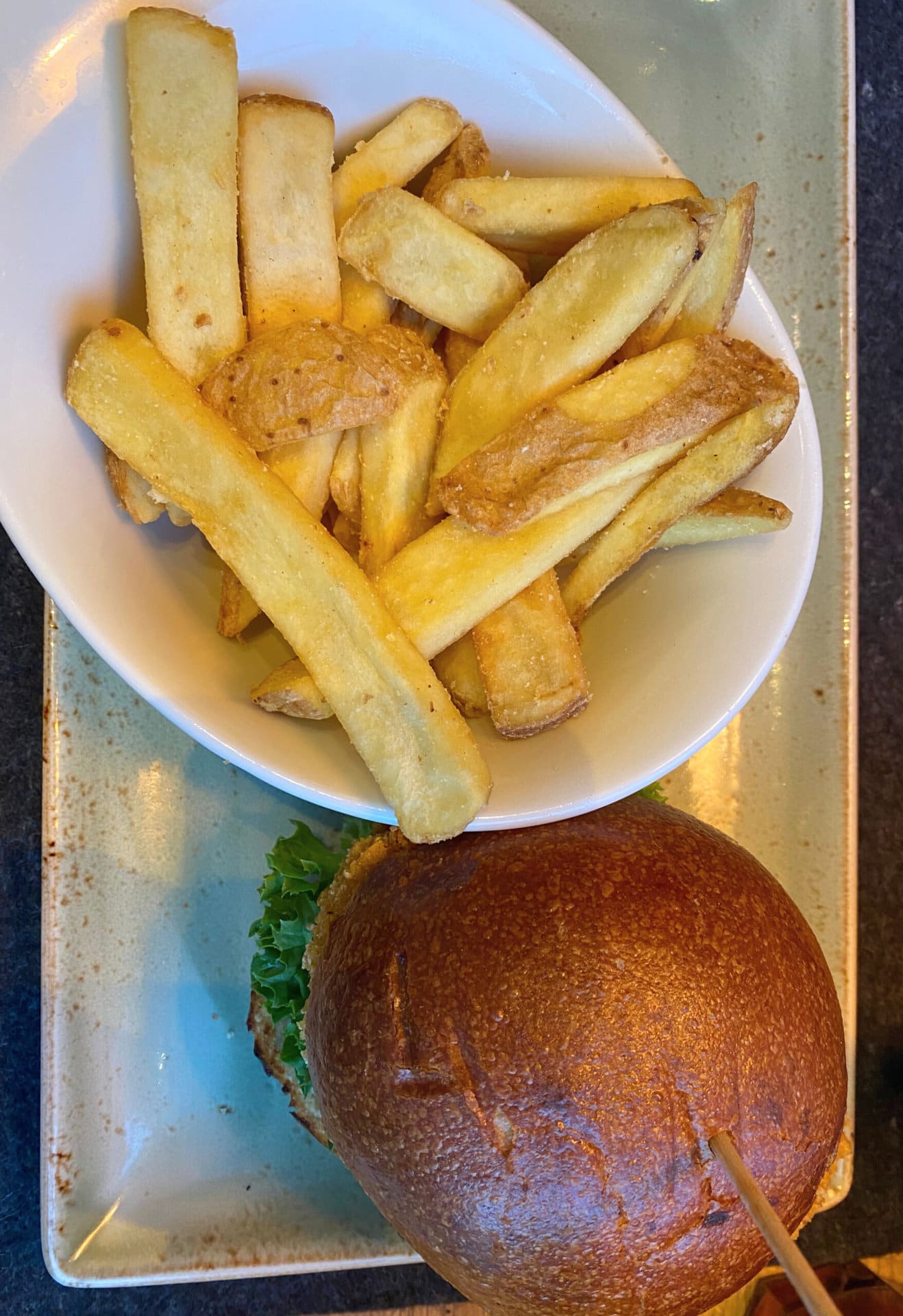 Burger und Pommes