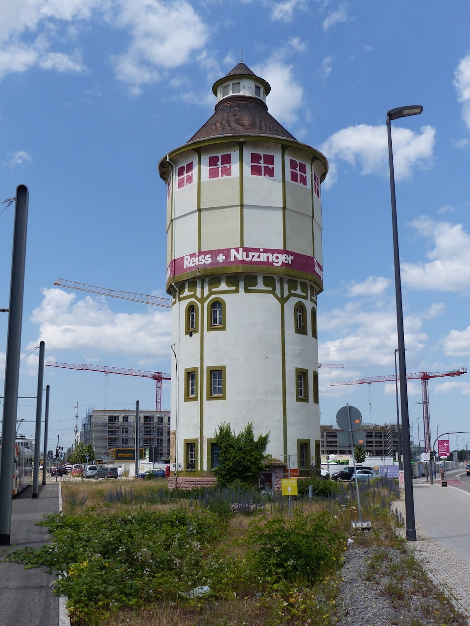 Der Wasserturm ist ein Überbleibsel aus den Zeiten des alten DB-Geländes. (Foto von Noel Bittner)